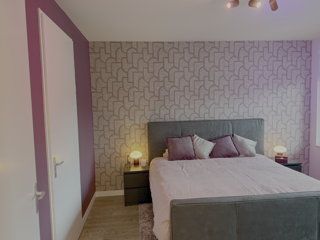 Slaapkamer met grafisch behang in pruimtinten en fluwelen bed