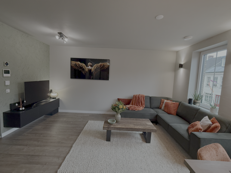 Woonkamer met saliegroen behang en mooie terracotta accenten