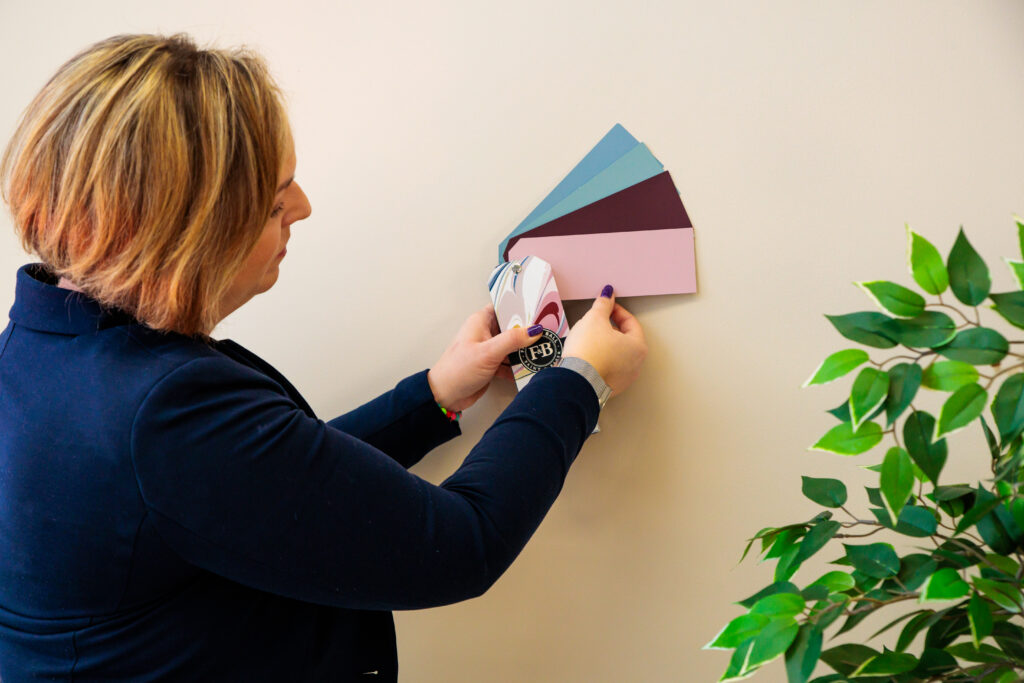 Interieurstylist Eline van EFFE met een kleurenwaaier