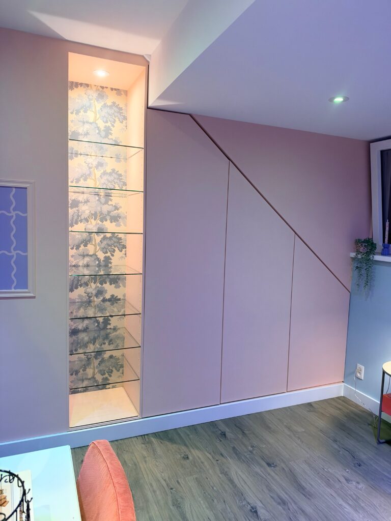 Tienerkamer met roze kastenwand en veel opbergruimte