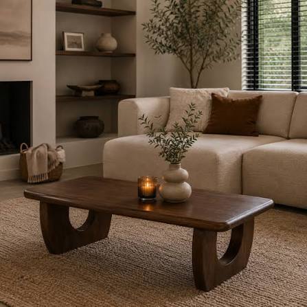 Woonkamer met walnoten salontafel en warme bruintinten